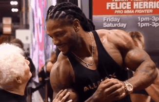 93岁奶奶恶搞27岁孙子一夜爆红！1300万网友实力围观：奶奶太坑了