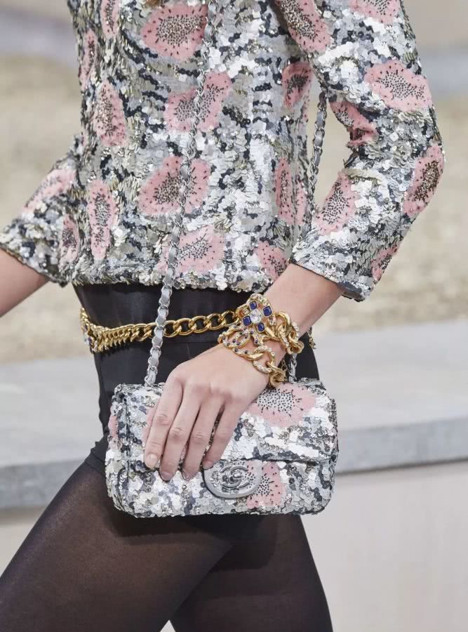 追了《爱的迫降》这么久，我终于看到一只想买的包了