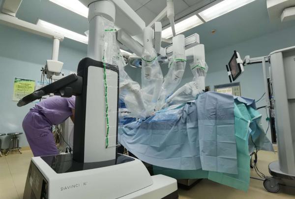 云南省首台*四代第**Xi达芬奇手术机器人在昆医大附二院“上岗”