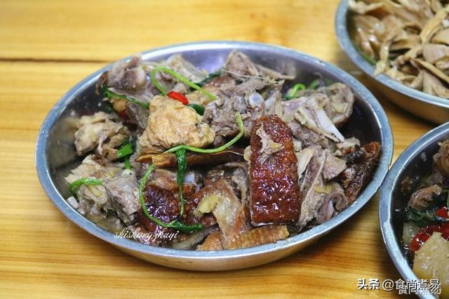 去乡下的婶婶家摘水果，堂哥下厨做了一桌客家菜，撑到打饱嗝