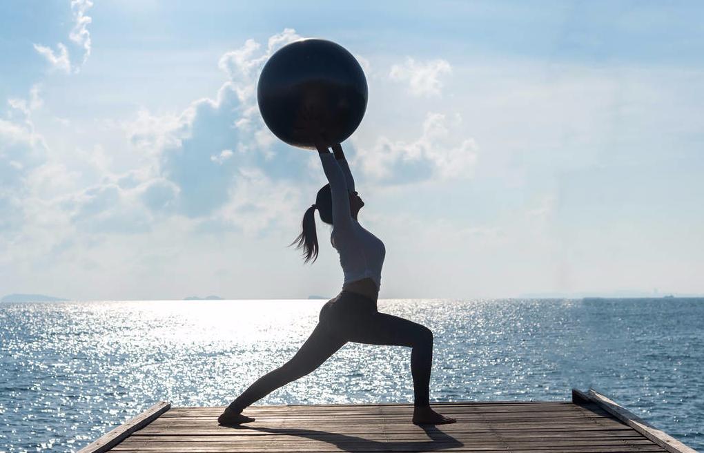 使用健身球练习瑜伽有哪些好处,瑜伽球训练100个经典动作