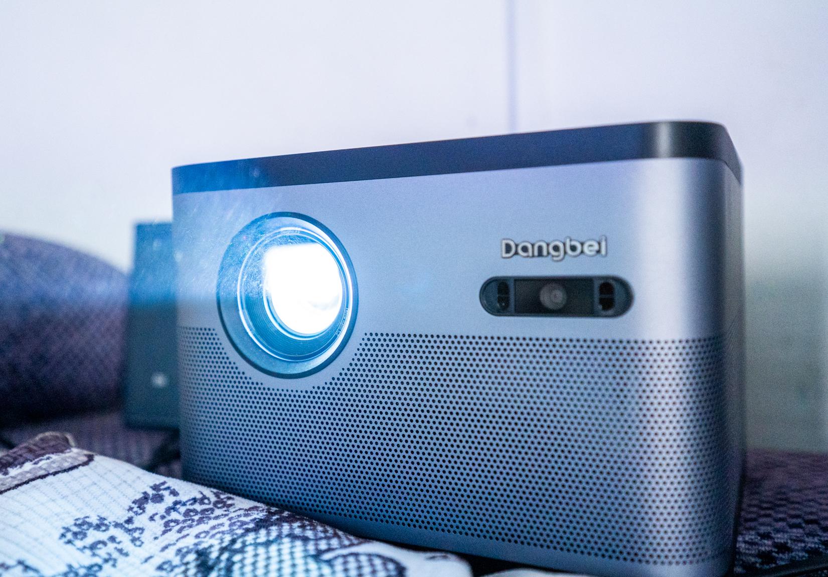 当贝投影仪f3家庭影院,当贝newf3投影仪测评