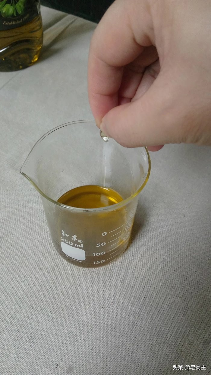 自制薄荷润唇膏简单教程,技能改变生活教程