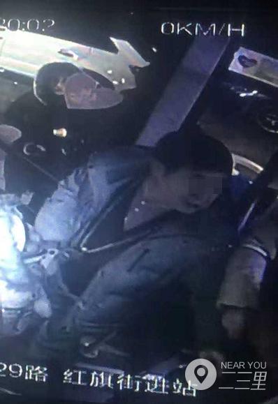 十四岁女孩被打打人者已找到,女子插队被打完整视频打人者成都