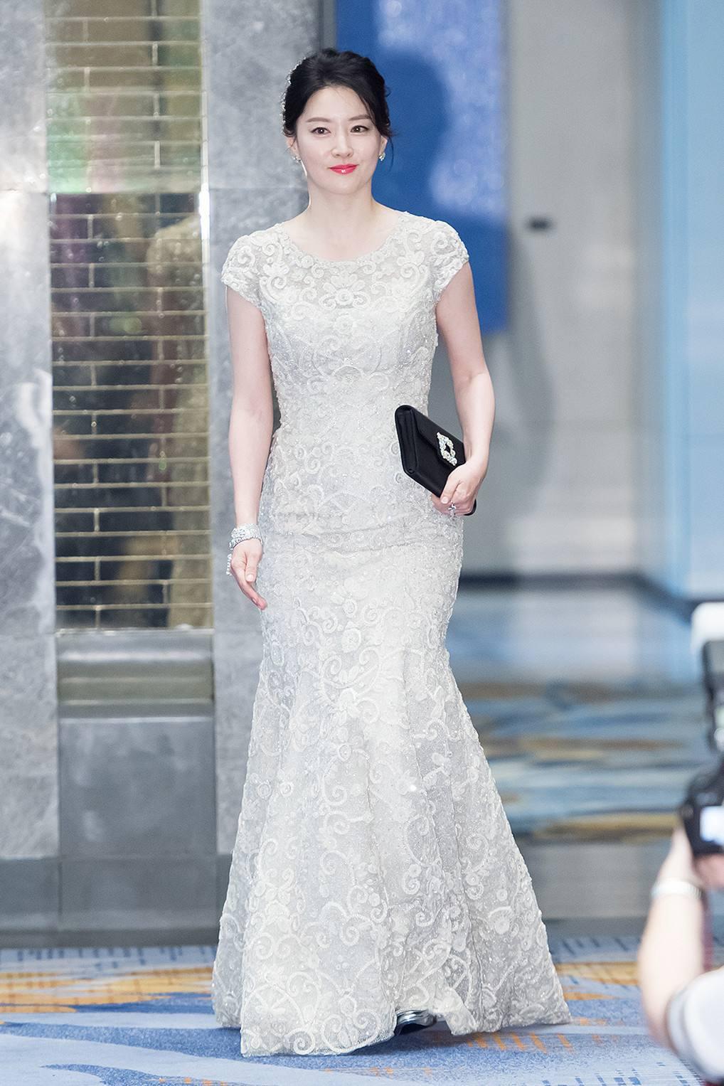 李英爱极简穿搭,李英爱穿衣搭配全图片