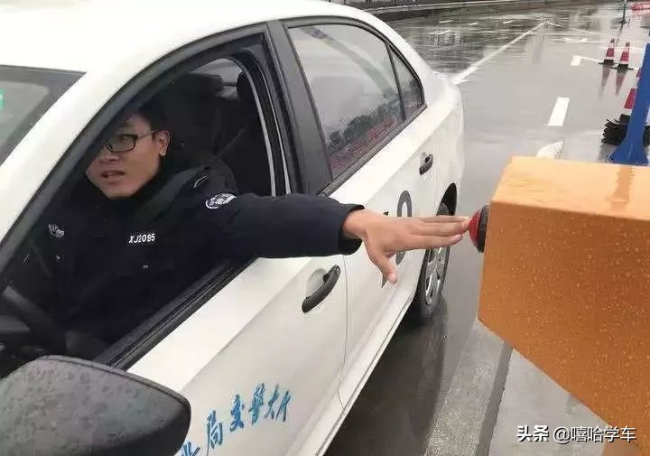 进收费站停车取卡怎么判断距离,停车取卡怎么看点位