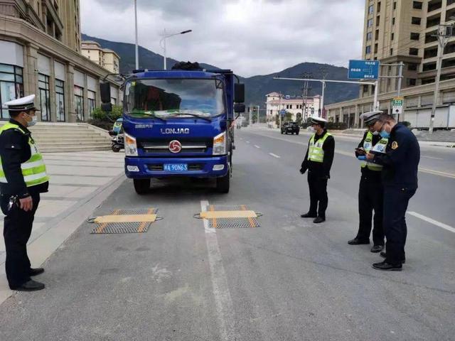 车年审过期被交警扣车怎么处理,没有年审被交警查到怎么办