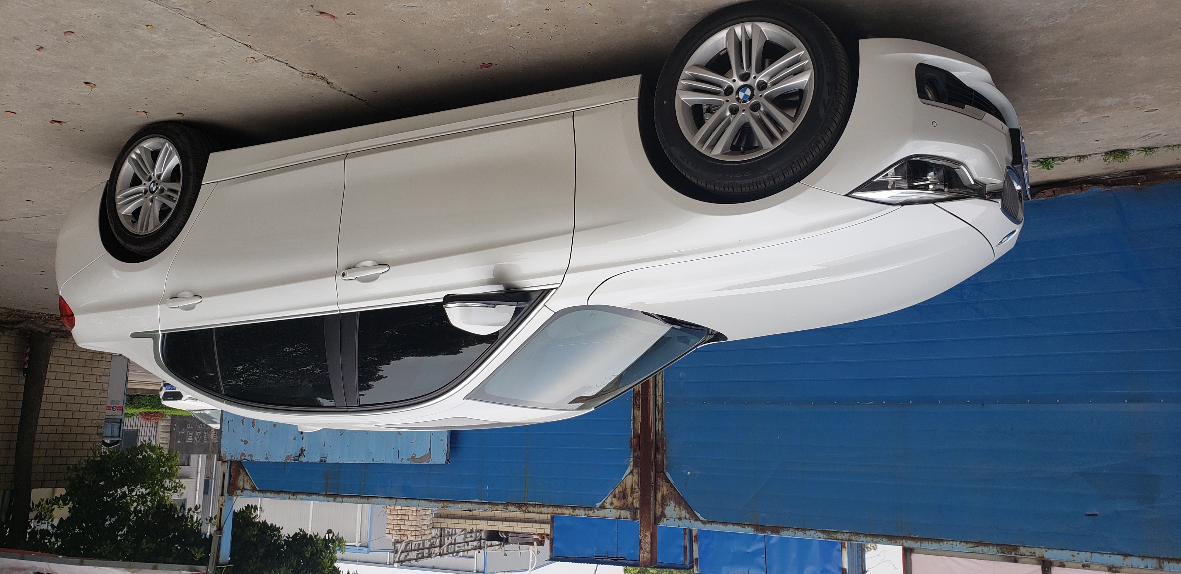 宝马318i跟宝马318li有什么区别,三缸的宝马318值得购买吧