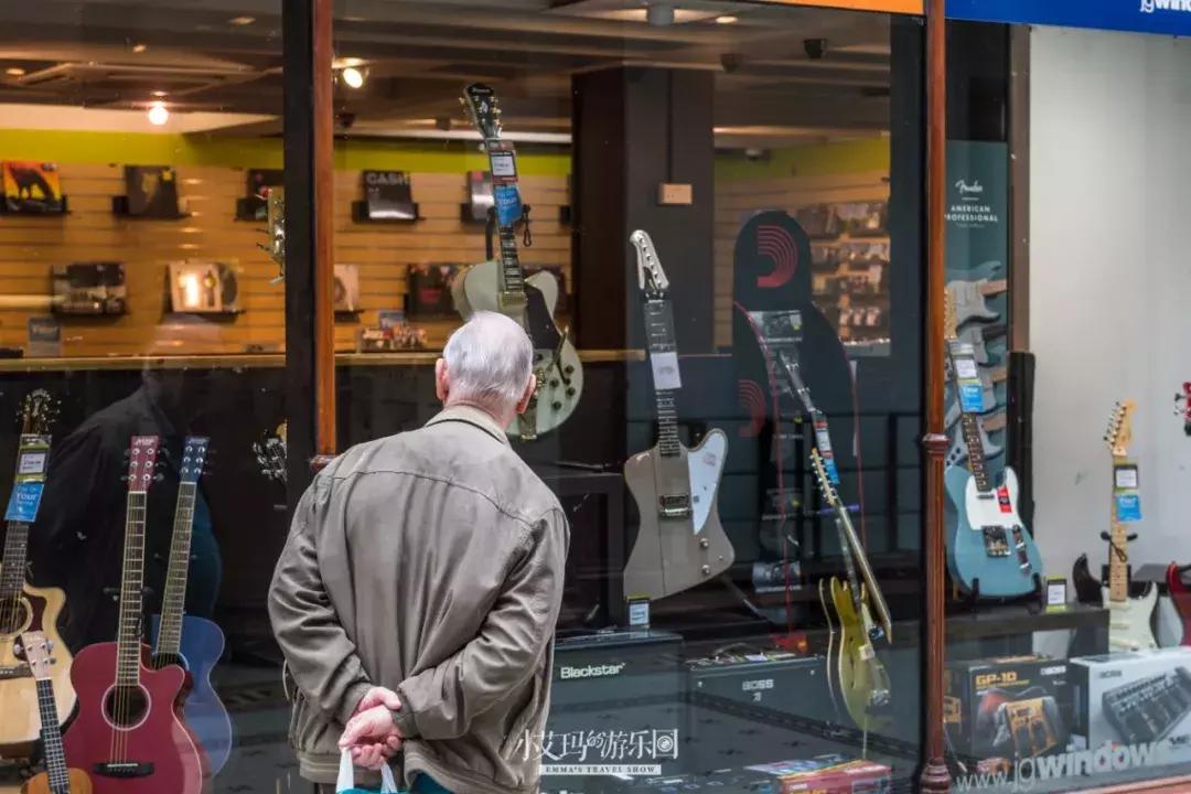 纽卡斯尔,店主为我弹奏了一把十万元的吉他