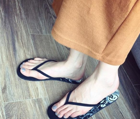 夏天穿凉鞋遮住的地方是黑的,夏天穿凉鞋奇怪吗