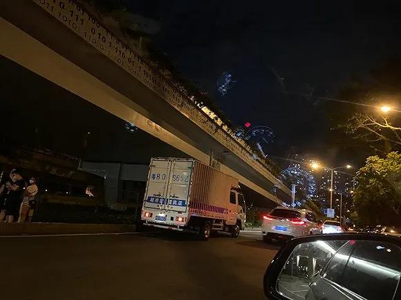 深圳最强臭豆腐摊：开豪车的食客与城管都在追它