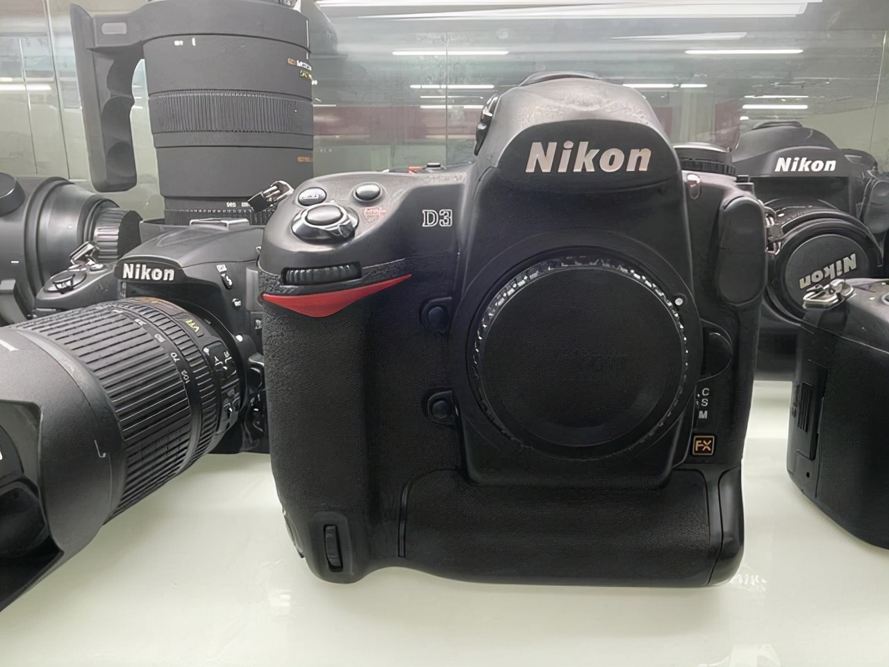逛沈阳二手相机店：尼康没人要，大炮被放弃，宝丽莱却有很多人找