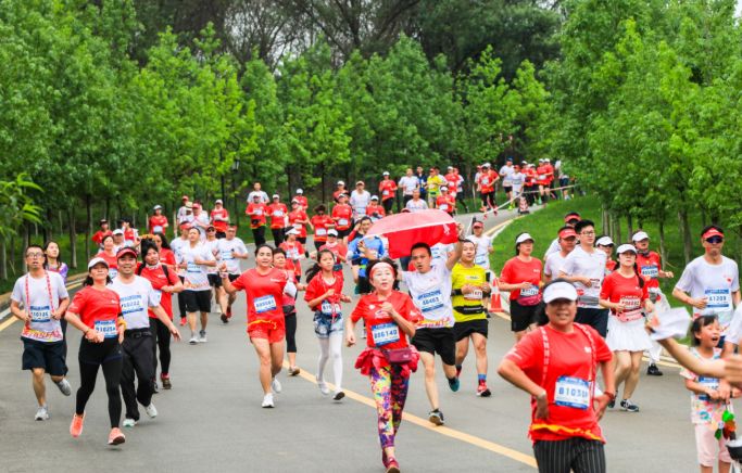 王珞丹成都活动,马拉松燃爆全城