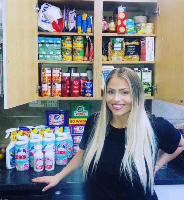 31岁英国妈妈爱囤货，1个月不出门也够吃用，单湿巾买了四千多包