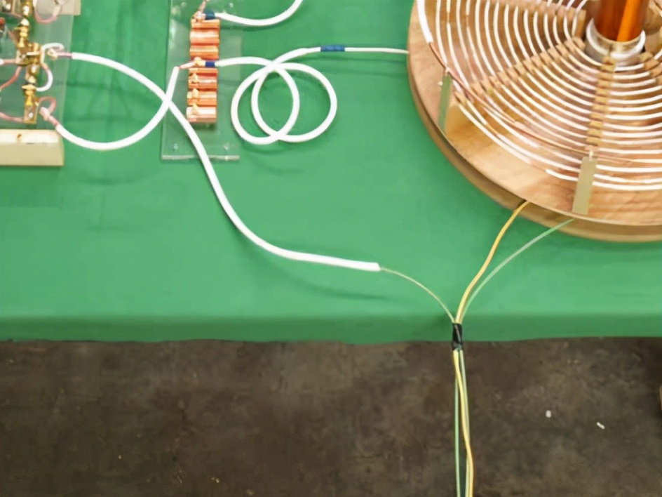 成为雷电法王很简单，用6个啤酒瓶和日常用品，就能做特斯拉线圈