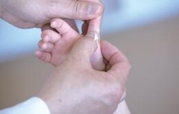 宝宝打嗝按哪个穴位止嗝,新生儿打嗝的推拿穴位