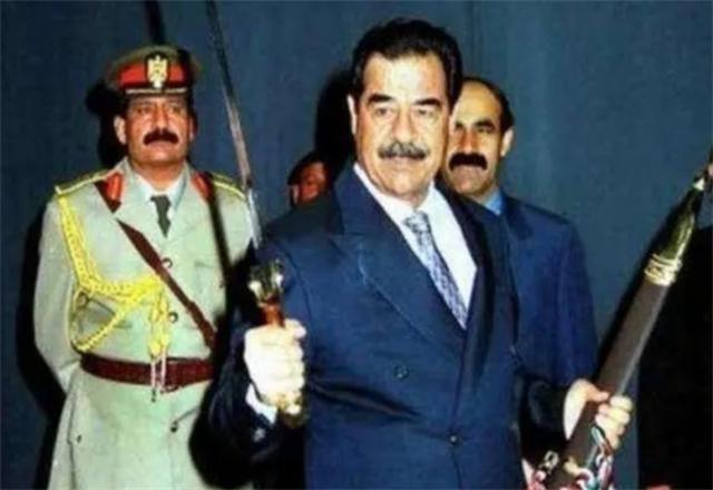 萨达姆公开处决时间,萨达姆在开战前3小时开会视频