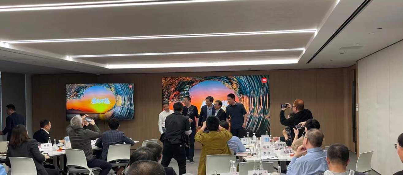 雷军打造造车者联盟对抗燃油车获王兴称赞:劳模加战神