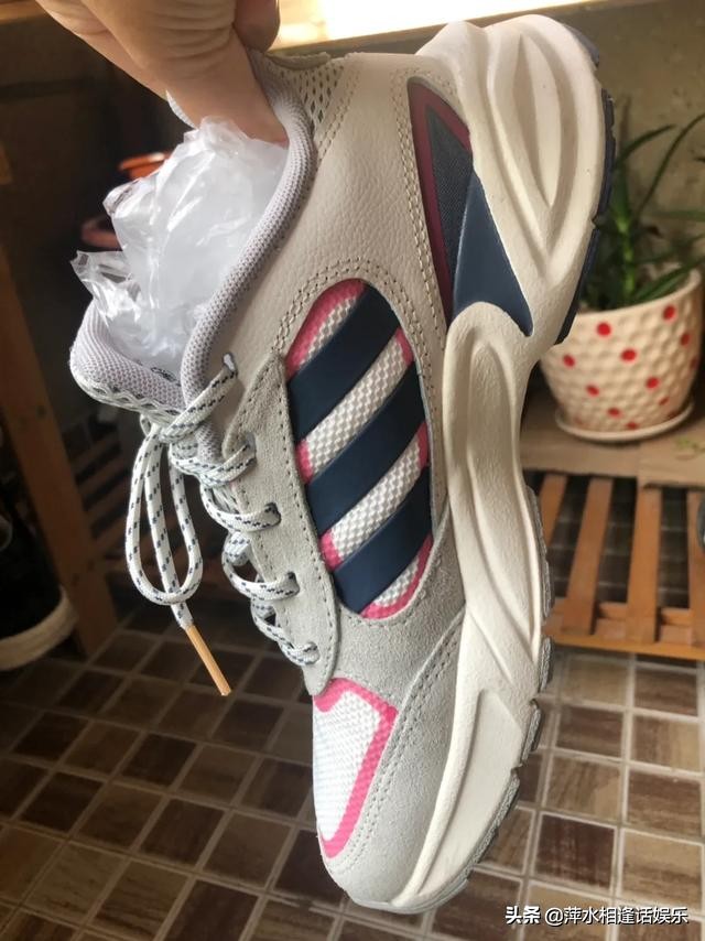 新运动鞋子前面太窄了挤脚小妙招,鞋子挤脚小脚趾头一直痛怎么处理