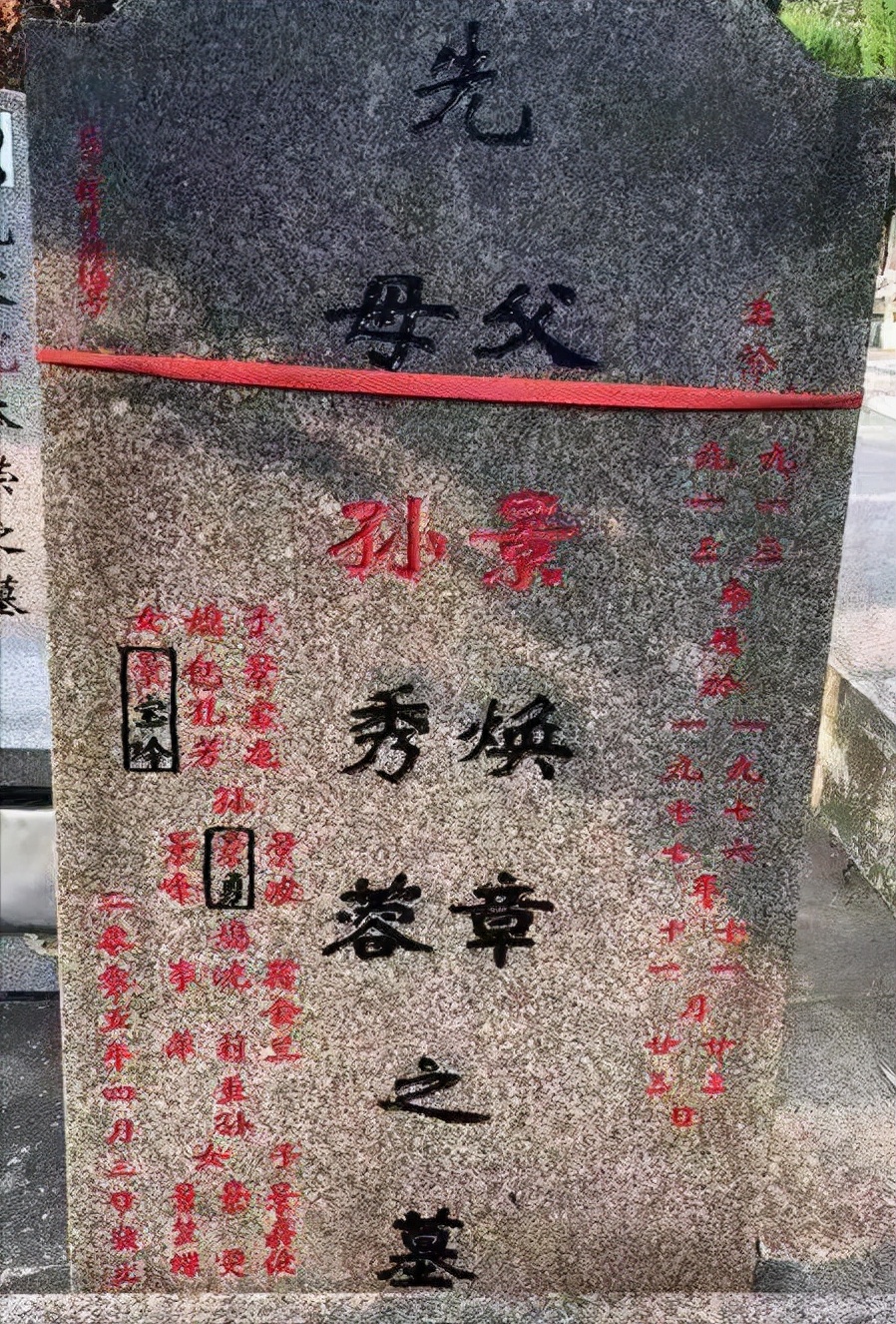 她23岁为国牺牲，初恋为其守墓一生未婚，弟弟苦寻64年在墓地痛哭