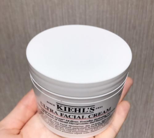 用了护肤品脸上发光发亮,让你白到发光护肤品