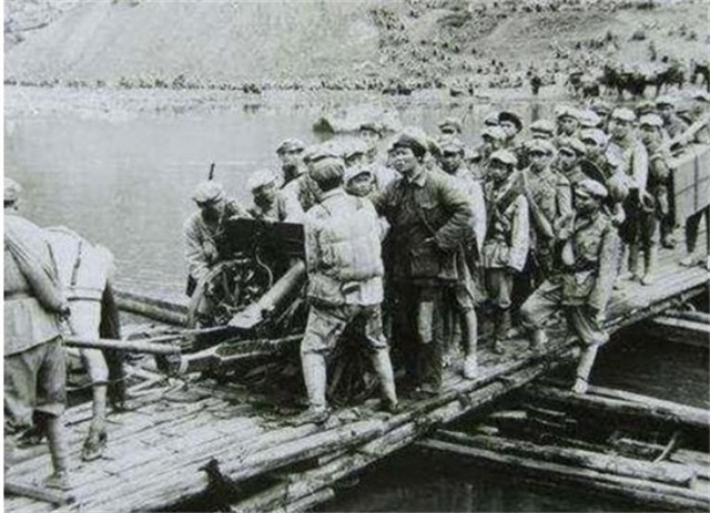 *世友许**听闻军中来了位高手，欲切磋武功，*飚耿**：你不是我的对手