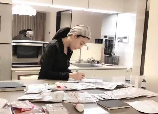 范冰冰面膜真的和假的对比,范冰冰一年700张面膜真的假的