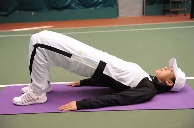 预防大腿后侧肌肉拉伤训练,预防大腿拉伤的动作