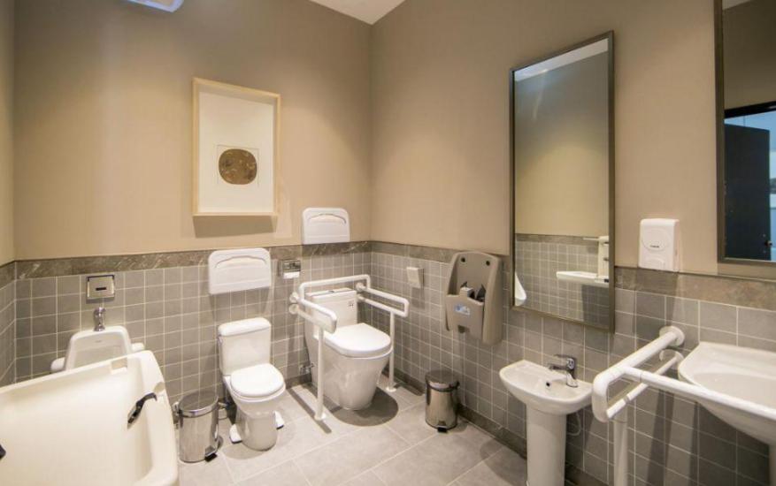 孕期上厕所会挤压到胎儿吗,孕妇走路多了会导致胎儿缺氧吗