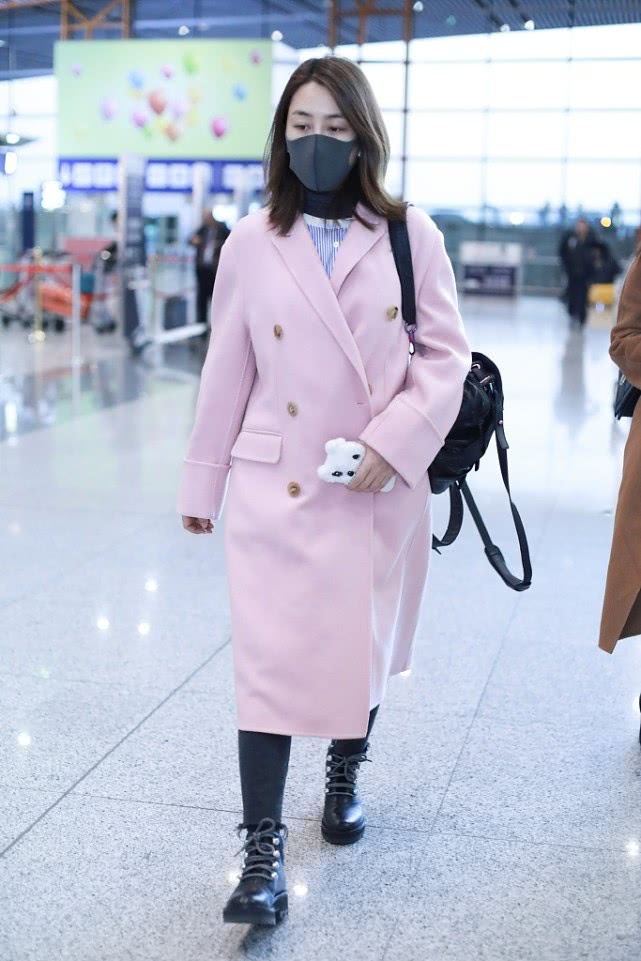 马苏长得丑不丑,38岁马苏穿黑大衣现身机场