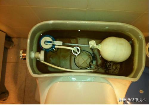 马桶水箱水满还往外溢水怎么回事,马桶漏水水箱存不住水是怎么回事