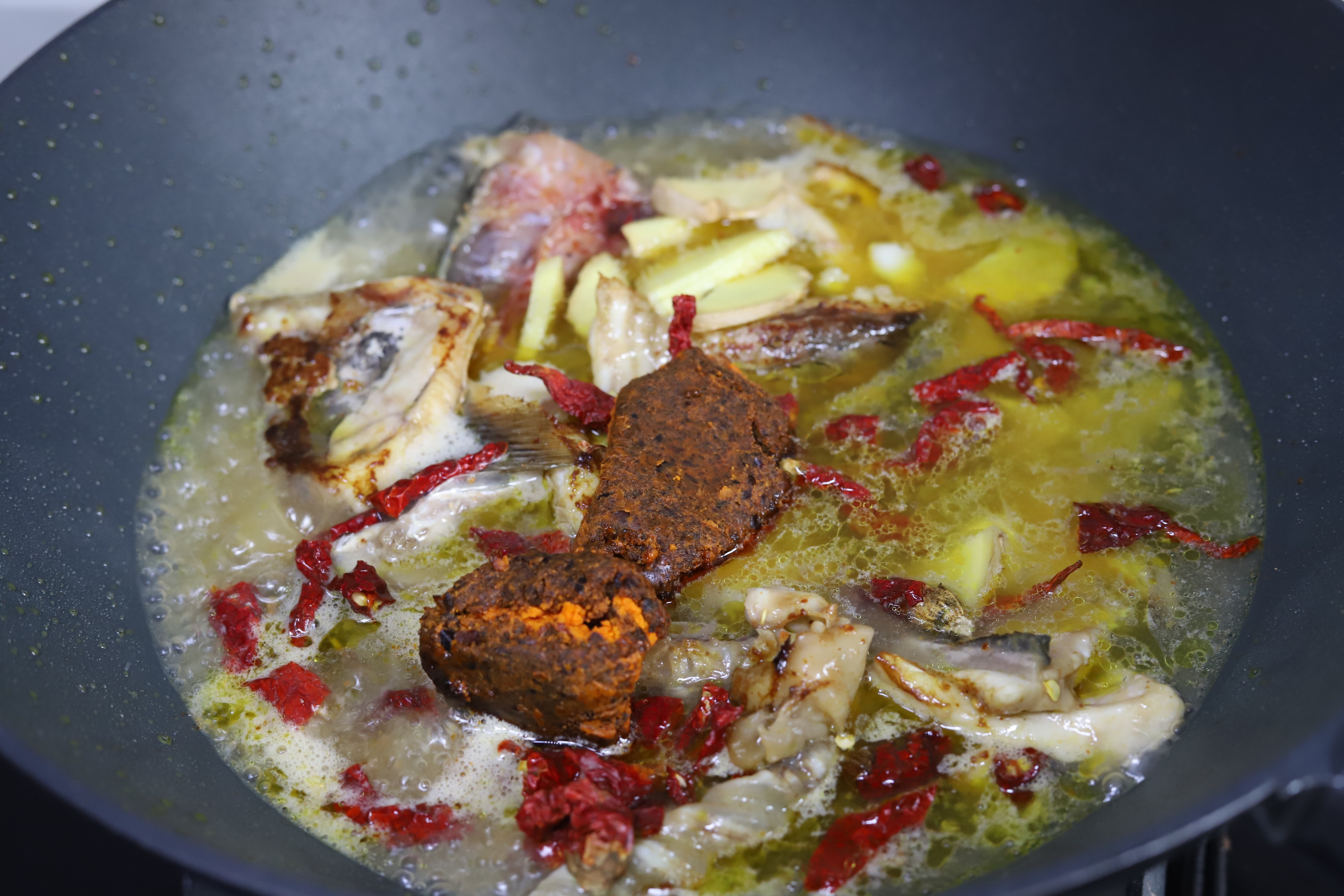 草鱼骨最好吃的做法,用草鱼骨头做了一碗菜香辣下饭