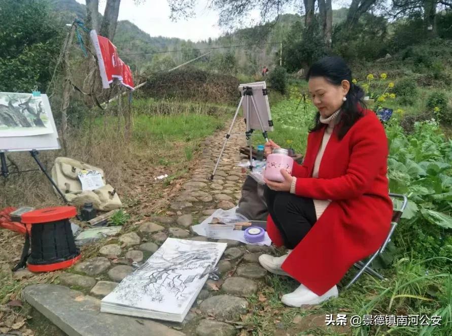 景德镇这个村里，来了一群背画夹的人