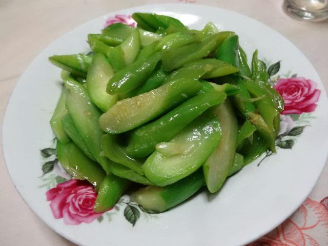 炒丝瓜怎么出水多,炒丝瓜时怎样才使丝瓜不出水