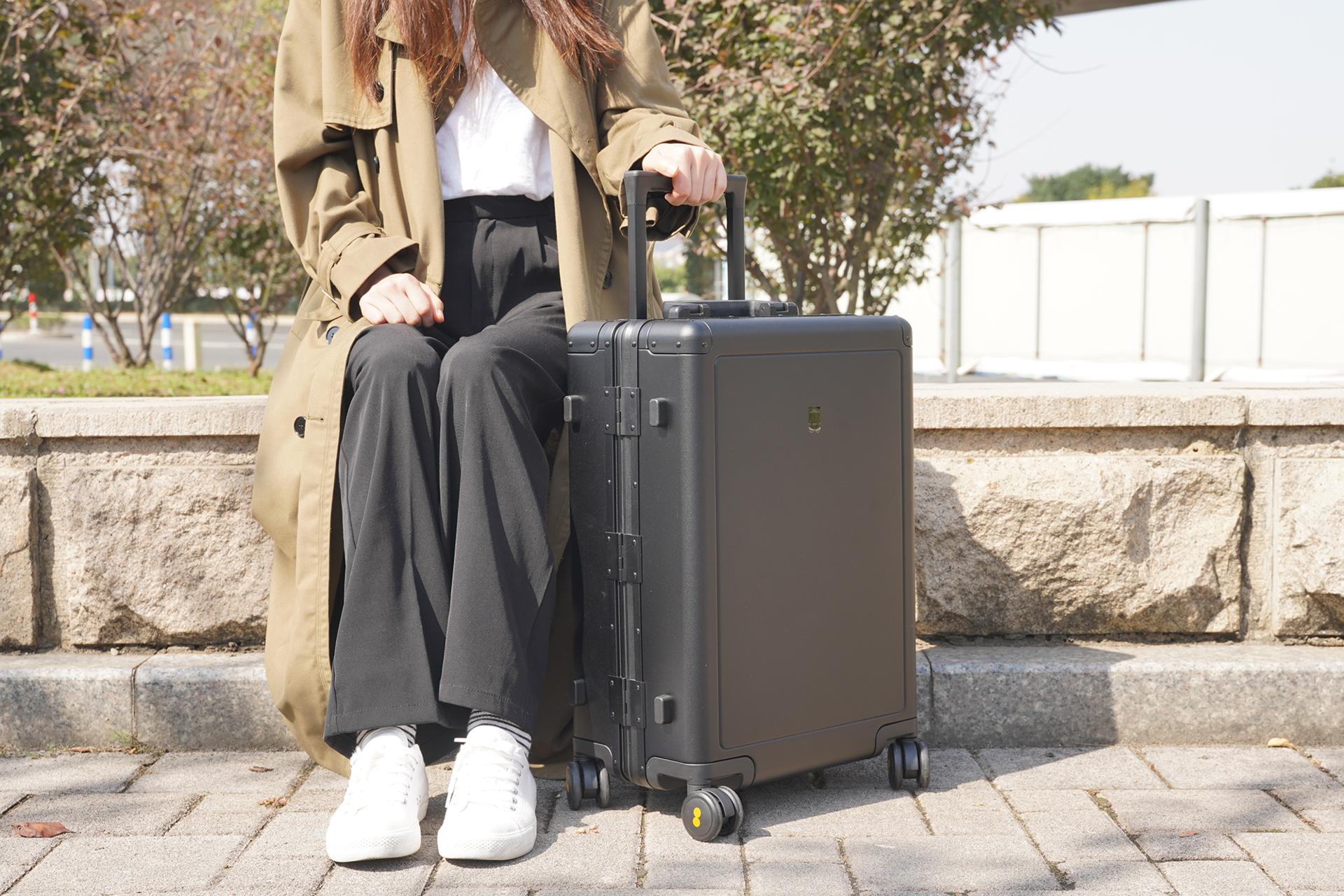 地平线8铝镁合金拉杆箱,地平线拉杆箱和elle拉杆箱哪个好