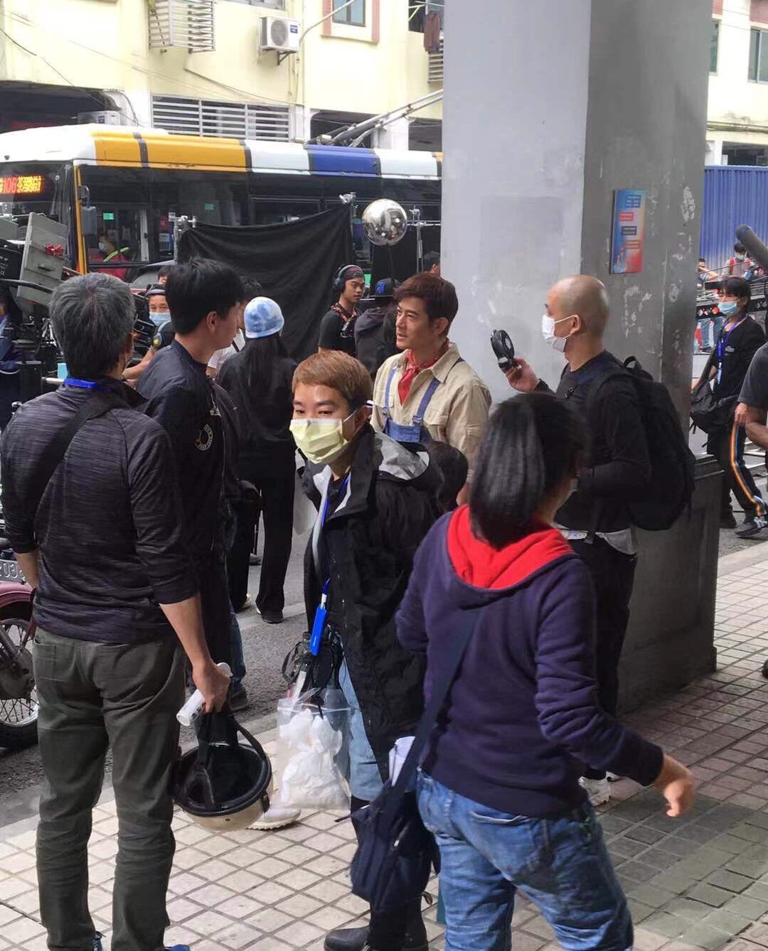 郭富城摘头盔帅气视频,郭富城背带裤