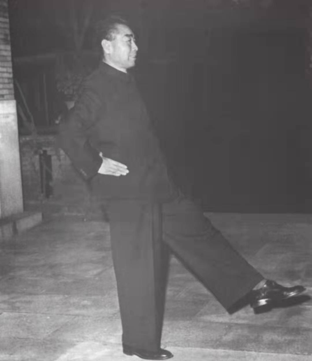 周恩来总理长期超负荷工作累到流鼻血，秘书强制其休息反被痛批