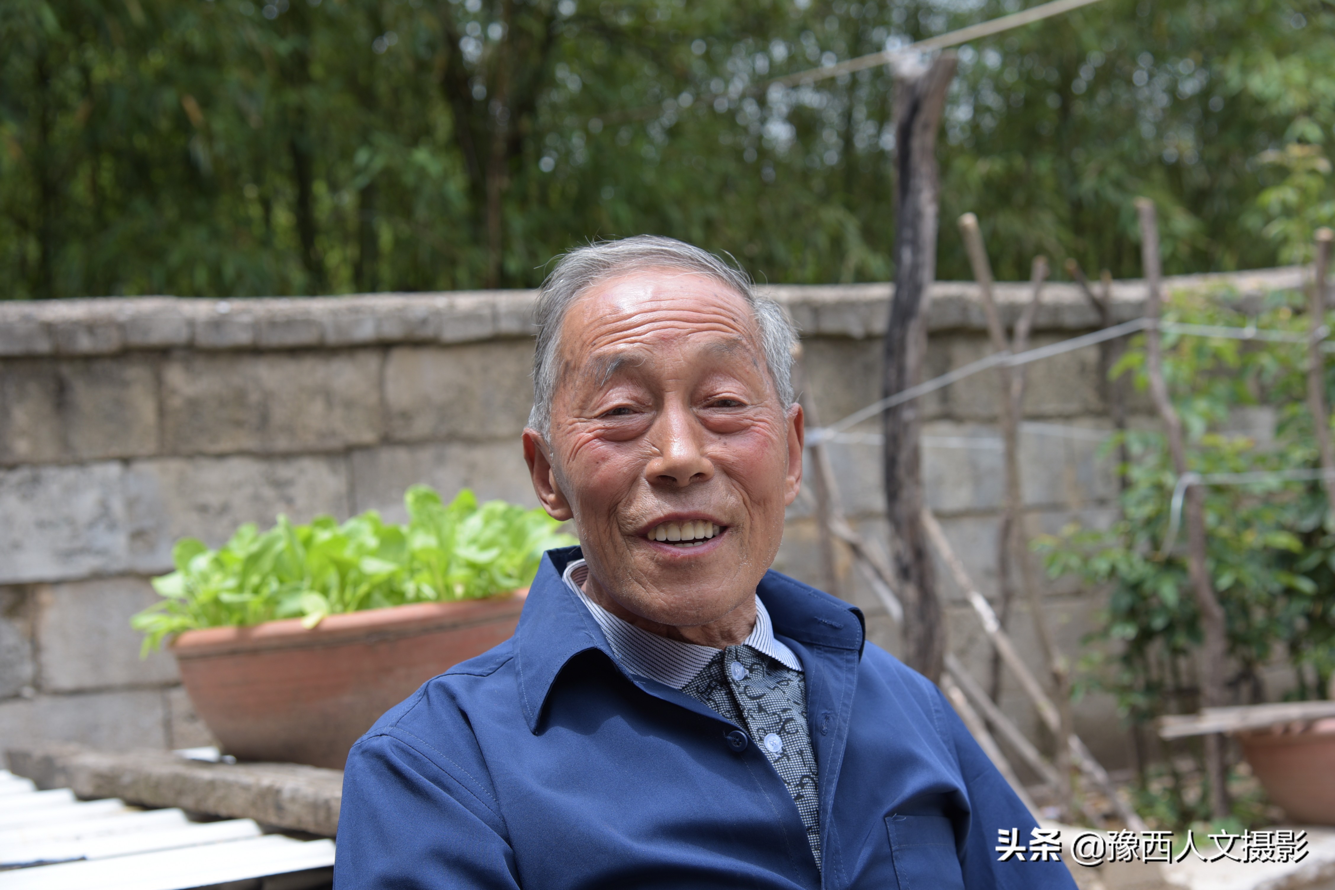 老村医治好脉管炎，两兄弟拿万元酬谢，他仅从毛票中抽出80块