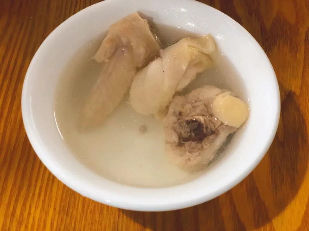 寻味武汉：将一锅清水鸡汤做到鲜美，致敬行走江湖二十多年的厨师