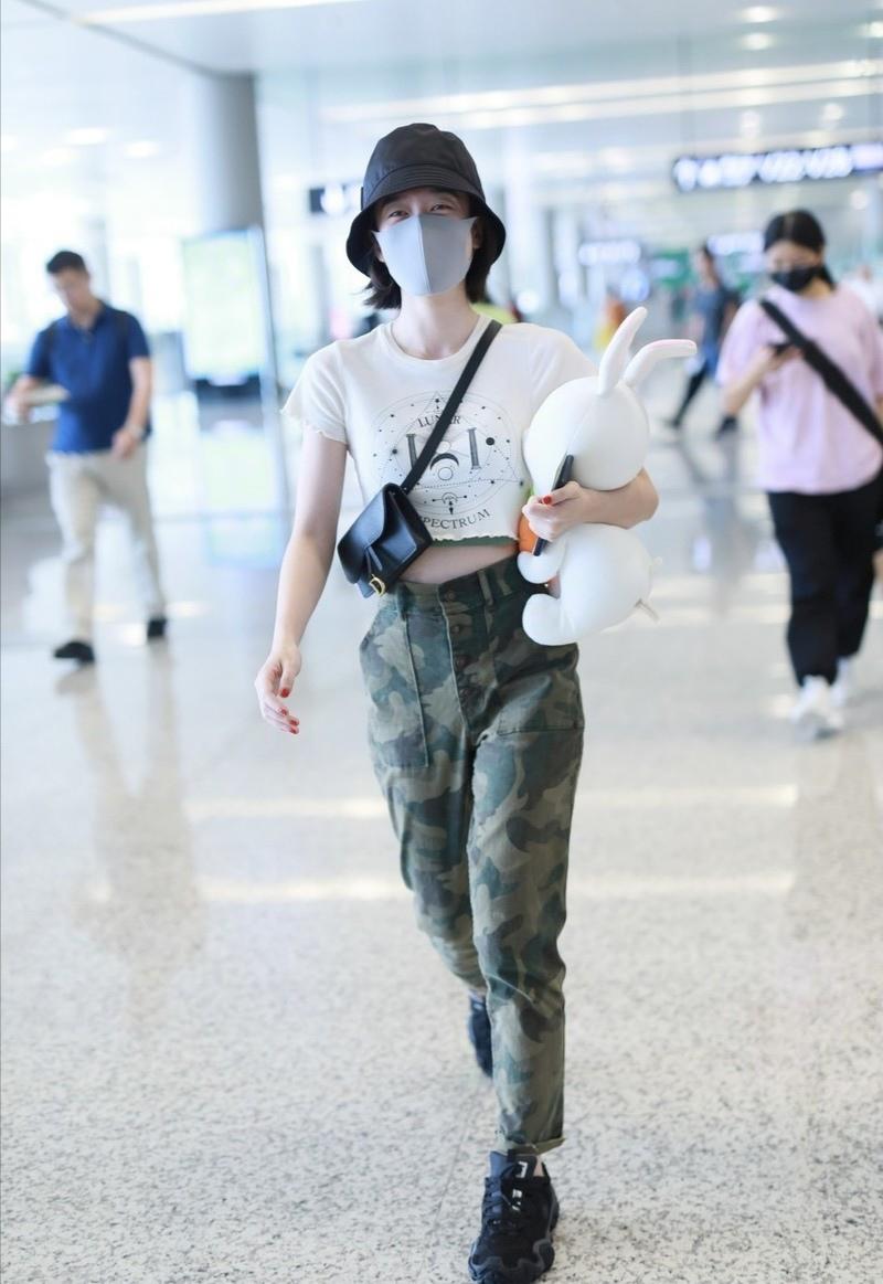 斜挎包包时髦且减龄,真正的时尚包包