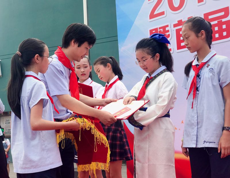 个推CEO*毅方**：不忘恩师，携校友设“崇高”奖学金