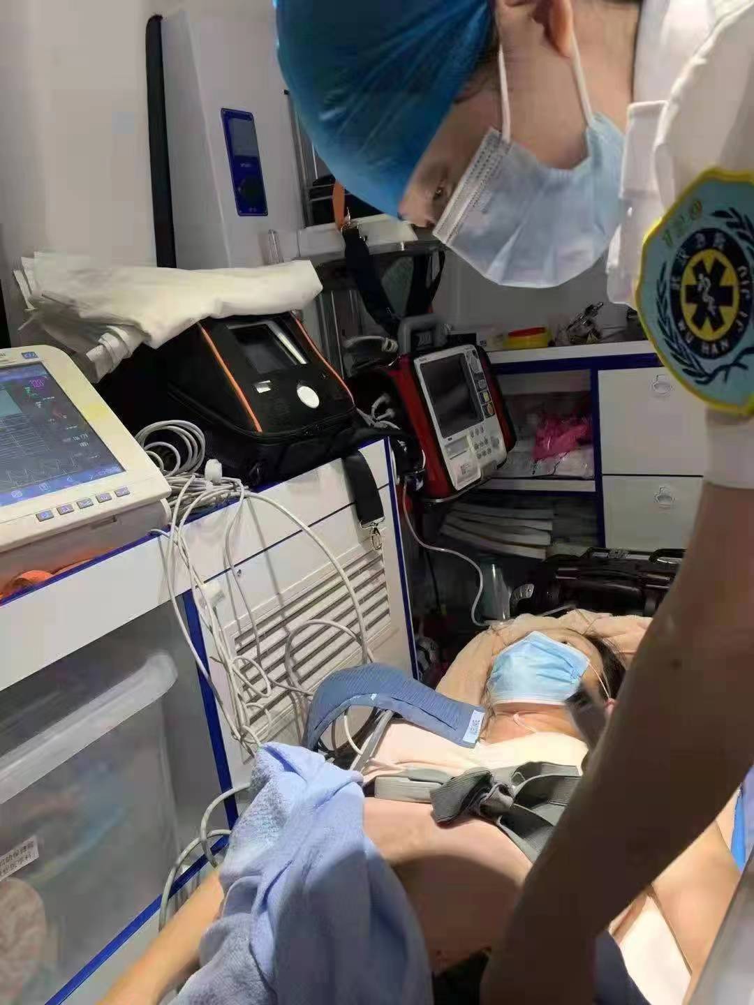 孕妇紧急产子医护人员争分夺秒,孕妇深夜急诊医护从家中飞速赶来
