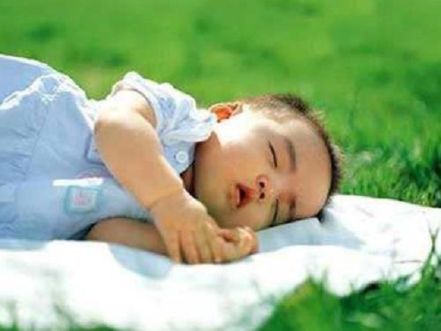 1-12周宝宝发育图片,12张宝宝照片从宝宝出生到现在