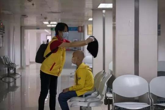 光头女士假发店,假发店的女孩