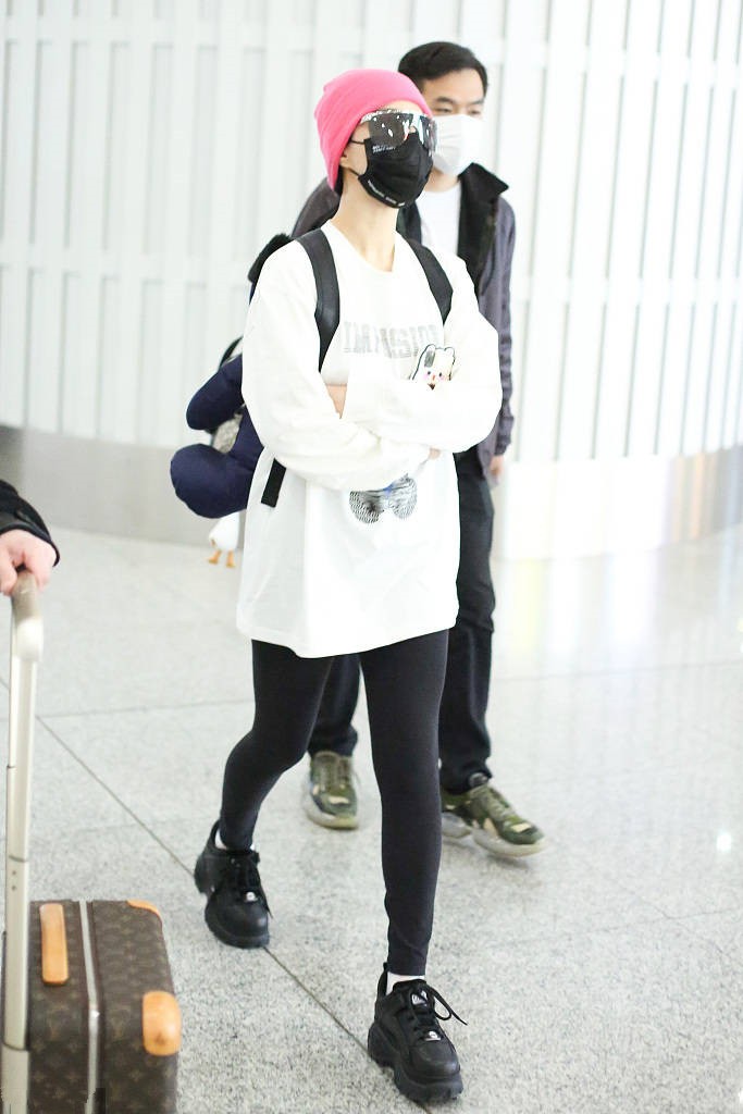 范冰冰英伦风穿搭现身时装周,范冰冰穿衣搭配大红裙现身香港