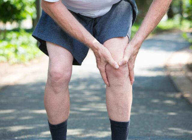 经常膝盖疼吃什么药,经常膝盖胀疼是什么原因导致的