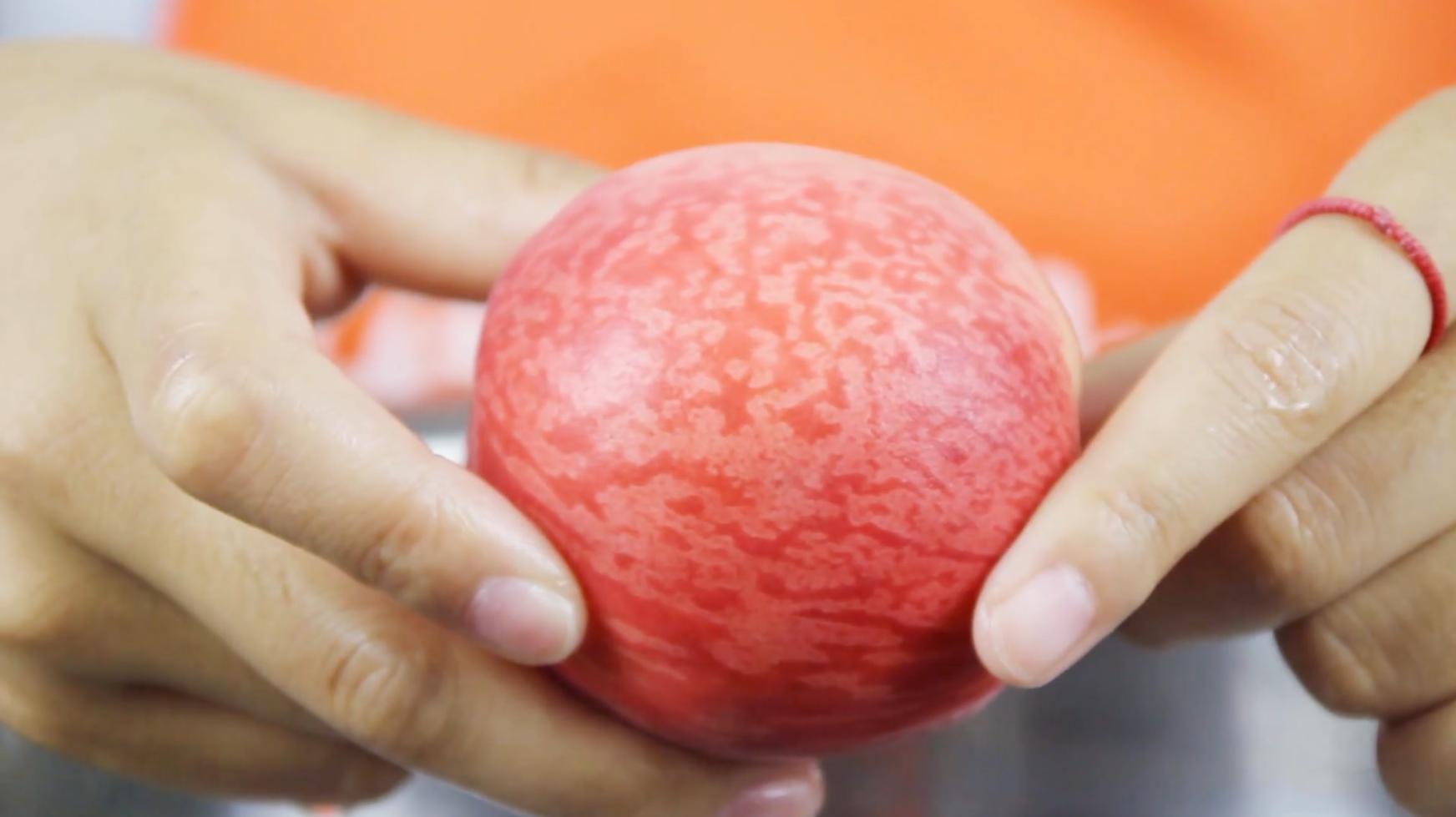 正确的洗桃子方法,洗桃子别再用清水冲了