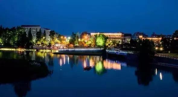 拒绝“人从众”！这个国庆必须到都江堰耍个“懒”，老街茶房、泥塑木作、古园书屋，快来享受你的小闲趣~