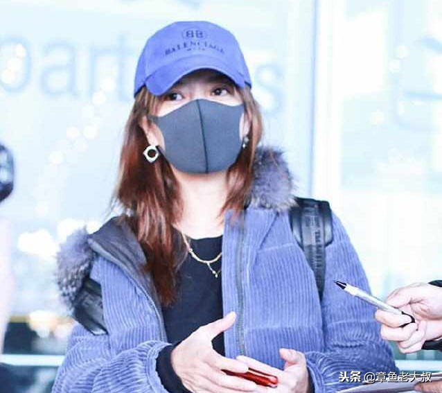 赵薇亲民现身引骚动，口罩遮面赶路不忘为粉丝签名！网友：扛霸子