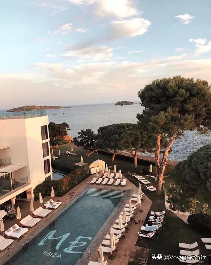 不可多得的扎哈遗作，这家最新开幕的未来感酒店，仿佛睡在酷炫的太空飞船里！